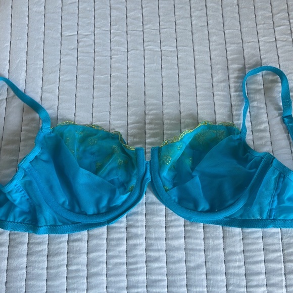 Victoria’s Secret bras 34D push up - Picture 7 of 8